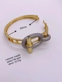 Dettaglio di un bracciale placcato oro 18k con diametro 60mm e pavé di zirconi cubici - Bracciale Rigido E con Chiusura a T e Pavé di Zirconi Diametro 60mm