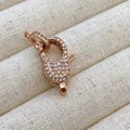 Vista macro di chiusura a moschettone in oro rosa con zirconi per creazioni di gioielli - Stile J1 / Oro rosa