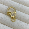 Vista macro di chiusura a moschettone dorata con zirconi micro-pavé per bijoux fai-da-te - Chiusura a Ferro di Cavallo (D4) / D4 Oro