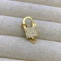 Détail macro du fermoir mousqueton doré orné de zircons cubiques micro-pavés - C3 Or