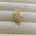 Détail macro du fermoir mousqueton doré avec sertissage de zircons roses scintillants - A1 Or
