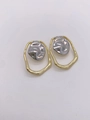 Pendientes minimalistas con marco de oro de 18k y disco central plateado plisado - Estilo de Disco Central Arrugado Irregular