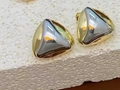 Pendientes de triángulo minimalistas en acabado bicolor oro y plata con superficie pulida - Estilo Pulido en Triángulo Redondeado