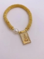 Bracciale bohémien con perline dorate, perla ovale e ciondolo rettangolare Maria - Bracciale di Perline C con Ciondolo Rettangolare Rilievo Simbolo Religioso