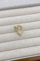 Dettaglio di una chiusura a moschettone placcata oro con zirconi micro-incastonati - Connettore ad Anello Micro-pavé Dorato (#5)