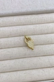 Dettaglio macro della chiusura a moschettone dorata con micro-pavé di zirconi cubici - Moschettone Aerodinamico Dorato (#1)