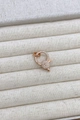 Chiusura a moschettone rotonda in oro rosa con zirconi su vassoio in lino beige di lusso - Connettore ad Anello Micro-pavé Oro Rosa (#7)