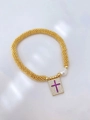 Goldenes Perlenarmband mit Perle und lila Kreuzanhänger auf weißem Marmorhintergrund - Rosa-Lilanes Kreuz-Stil (款式2)