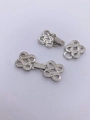 Makro-Detail des versilberten Schleifenverschlusses mit Zirkonia und Steckmechanismus - 08-Unendlichkeit/Ruyi-Knoten-Stil / Platin