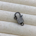 Fermoir bijoux carré en métal noir fusil orné de micro-pavés de zircons blancs brillants - C3 Noir
