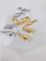 Dettaglio dei ciondoli a forma di pesce dorati e argentati con texture a squame - Stile Pesce (Oro) (Solo Ciondolo (Senza Catena))