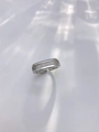 Dettaglio anello rettangolare argento con tre file di zirconi bianchi micro-incastonati - Anello / Oro bianco