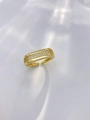 Dettaglio macro dell'anello geometrico placcato oro 18K con pietre di zircone bianco - Anello / Oro