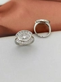 Detail eines silbernen Evil-Eye-Rings mit Zirkonia-Pflaster und verstellbarer Schiene - Einstellbar Offen / Weiß