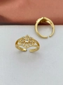 Makro-Detail des Goldblumenrings mit Mikrozirkonia und verstellbarem Ringband - Einstellbar Offen / Gold