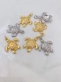 Gold- und Silber-Schildkrötenanhänger mit Muschelstruktur auf weißem Stoffhintergrund - Meeresschildkröten-Stil (Gold) (Nur Anhänger (Ohne Kette))