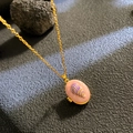 Collar de relicario dorado con relieve de concha púrpura y esmalte rosa - Estilo Ovalado de Concha Púrpura Base Rosa