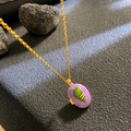 Collar dorado con medallón ovalado jaspeado violeta y detalle de esmalte en espiral - Estilo Ovalado de Concha Azul Base Púrpura
