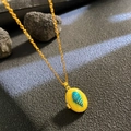 Goldene Medaillon-Halskette mit gelbem Emaille und blauem Muschelanhänger an Gliederkette - Blaue Muschel Gelbe Basis Ovaler Stil