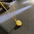 Goldene Halskette mit ovalem Anhänger und türkisem Nautilus-Schalenmuster-Design - Hellblaue Schnecke Ovaler Stil
