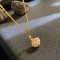 Goldene Medaillon-Kette mit lila Emaille-Muschel und kleinem Seestern-Anhänger - Violetter Muschel Stil