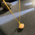 Goldkette mit rosa Muschelanhänger und kleinem Seestern in eleganter Ausführung - Rosa Muschel Stil