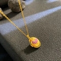 Goldene ovale Medaillon-Halskette mit lila Emaille, Perle und Gliederkette - Lila Muschel Ovaler Stil