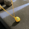 Goldene ovale Medaillon-Halskette mit blaugrüner Emaille, Seestern und Perlendetail - Blaue Muschel Ovaler Stil