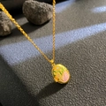 Goldenes Medaillon mit rosa Schwan-Emaille-Design und kleinem Diamant-Akzent - Rosa Schwan Ovaler Stil