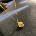Goldene Halskette mit lila Schwanen-Emaille-Oval-Anhänger und kleinem Kristall-Akzent - Lila Schwan Ovaler Stil