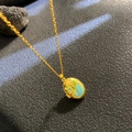Goldene ovale Medaillon-Halskette mit blauem Emaille-Schwan und feiner Kreuzkette - Blauer Schwan Ovaler Stil
