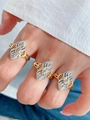 Dettaglio ravvicinato di anelli placcati in oro 18K con pietre marquise e pavé di diamanti - Stile Vintage Marquise (Anello 01)
