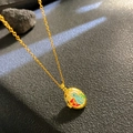 Goldene ovale Medaillon-Halskette mit blauem Hasen-Emaille-Design auf dunklem Grund - Blauer Hase Ovaler Stil