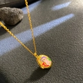 Goldenes Medaillon-Halskette mit buntem Emaille-Tiermuster und Vintage-Muschel-Finish - Rosa Hase Ovaler Stil