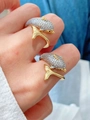 Dettaglio macro di anelli a delfino placcati in oro 18K con pavé di zirconi lucidi - Stile Delfino Mobile (Anello 04)