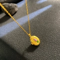 Vintage goldene ovale Medaillon-Halskette mit lila Emaille-Blume und kleinem Edelstein - Lila Käfer Ovaler Stil