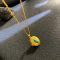 Goldene Halskette mit ovalem Skarabäus Medaillon Anhänger in blauem und grünem Email - Dunkelblauer Käfer Ovaler Stil