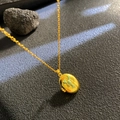 Goldenes ovales Medaillon mit grünem Hummer-Relief und zarter Gliederkette - Blauer Hummer Ovaler Stil