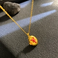Goldene ovale Medaillon-Halskette mit rotem Hummer-Emaille-Muster auf grauem Stein - Roter Hummer Ovaler Stil