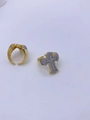 Detalle de anillos de cruz dorados con circonitas micropavé y diseño abierto ajustable - Abierto Ajustable / Estilo de Cruz de Pavé Redonda (Ring B) / Dorado