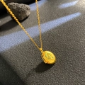 Goldene Medaillon-Halskette mit Skorpion-Reliefanhänger und feiner Ankerkette - Blauer Skorpion Ovaler Stil