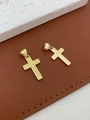Detailopname van twee gouden kruis hangers op leer met decoratieve steenaccenten - Lichtgele kruishanger (Hanger 03)