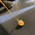Goldenes Medaillon mit lila Skorpion-Design an einer feinen Halskette für Damen - Lila Skorpion Ovaler Stil