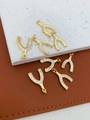 Macro-opname van 18K gouden wishbone hangers met natuurlijke parelmoer inlegwerk - Wensbot Stijl (5840107383776) / Hanger 01 - Goud