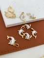 Detail van 18K vergulde dolfijn hangers met inleg van natuurlijke parelmoer schelp - Dolfijn Stijl (5840107383778) / Hanger 02 - Goud