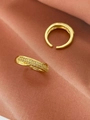 Gros plan d'un bracelet plaqué or 18k avec micro-pavage de zircons et design torsadé - Bague / Or