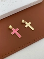 Detail van kruishangers met roze glitter emaille en gouden afwerking op steen en leer - Roze Glitter Kruis Hanger (Hanger 06)