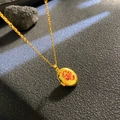 Goldenes ovales Medaillon mit rotem Skorpion-Motiv an einer feinen Gliederkette - Roter Skorpion Ovaler Stil