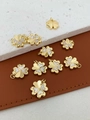 Detailweergave van 18K gouden klaverhangers met inlays van natuurlijk parelmoer - Klaver Stijl (5840107383773) / Hanger 03 - Goud