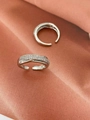 Vue macro de bagues ouvertes argentées avec micro-sertissage de zircons et design multicouche - Bague / Or blanc